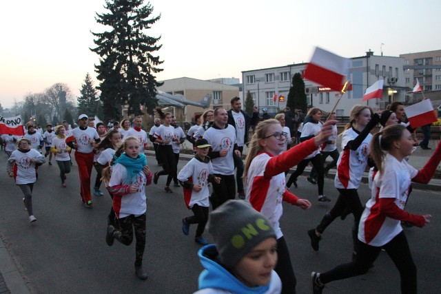 Czynni zawodnicy, amatorzy, uczniowie, księża, starosta moniecki, burmistrzowie i wójtowie - w sumie około 200 mieszkańców powiatu monieckiego wzięło udział biegu sztafetowym "100 kilometrów na 100-lecie niepodległości".