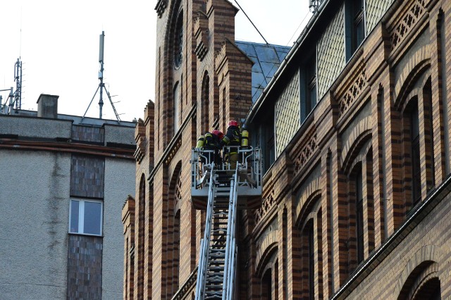 Nasi czytelnicy pytają, co dzieje się przy ulicy Pocztowej w Koszalinie. Sprawdziliśmy. To ćwiczenia straży pożarnej. Zobaczcie zdjęcia i wideo z tej akcji. 