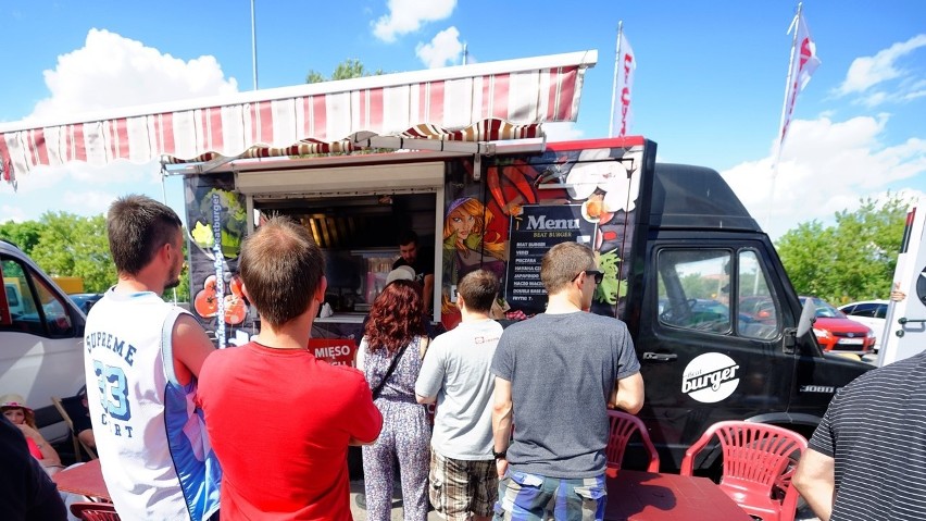 Rajdowi będzie też towarzyszył złot food trucków na parkingu...