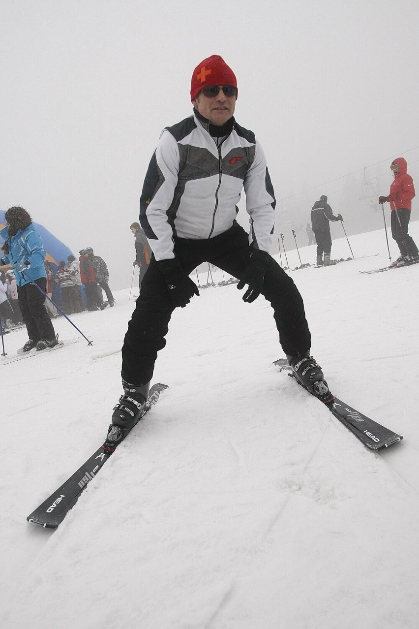 Polskie gwiazdy, które kochają narty. Agnieszka Hyży i Piotr Zelt mają tytuł instruktora narciarstwa. Kto jeszcze świetnie jeździ na nartach?