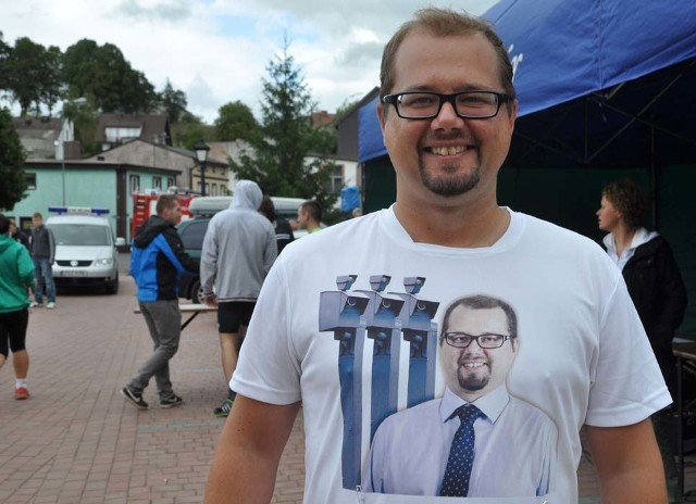 Burmistrz Białego Boru Paweł Mikołajewski w niedawnym Biegu Centaura (zdjęcia na mecie uczestnikom robił fotoradar) wystąpił w koszulce z fotoradarowymi masztami. 