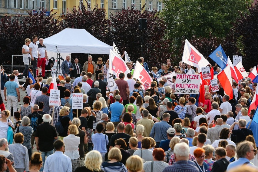 Protest na Placu Solidarności przeciwko reformie sądów. Przyszedł tłum [zdjęcia, wideo] 