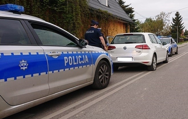 Pijany kierowca spał w samochodzie. Gdy obudzili go policjanci zaczął uciekać