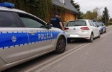 Pijany kierowca spał w samochodzie. Gdy obudzili go policjanci zaczął uciekać