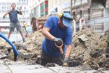 Zielona Góra. Montaż słupków na deptaku idzie pełną parą. Wkrótce auta tędy nie przejadą!