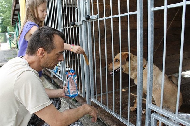 Pan Jacek z córką Weroniką zdecydowali się na adopcję jednego z psów z brzeskiego przytuliska &#8222;Przytul Psisko&#8221;.