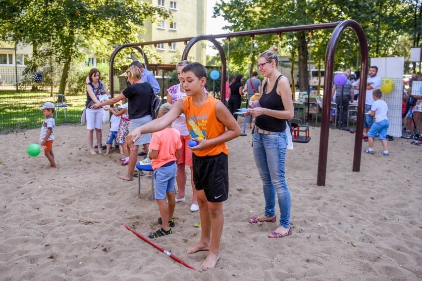 Osiedle Hetmańskie: Zrobili plac zabaw z... nakrętek do...