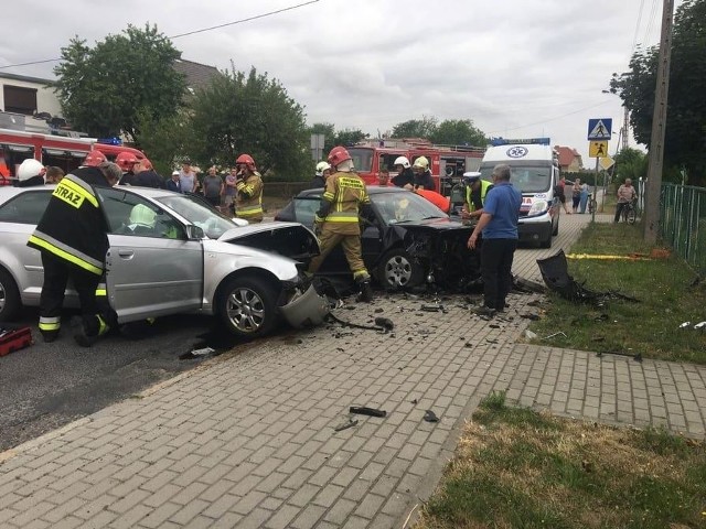 W piątek rano w Łączniku zderzyły się dwa audi, cztery osoby zostały ranne.