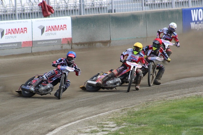 Bydgoscy żużlowcy przegrali 37:53 w meczu 1. kolejki eWinner...