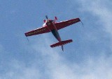 Piloci latają w ostatniej konkurencji mistrzostw Europy w akrobacjach samolotowych
