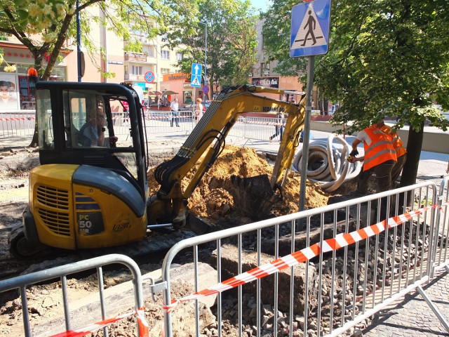 Na razie prace trwają bez większych przeszkód, ale kierowcy muszą być przygotowani na utrudnienia.