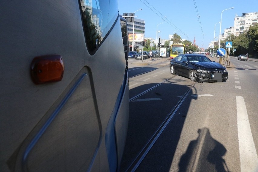 Wypadek na Grabiszyńskiej. Samochody zablokowały torowisko 