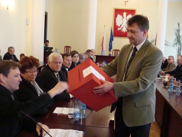 W głosowaniu tajnym radni wybrali na przewodniczącego Zdzisława Paprockiego. W komisji skrutacyjnej był m.in. Tadeusz Wiech.
