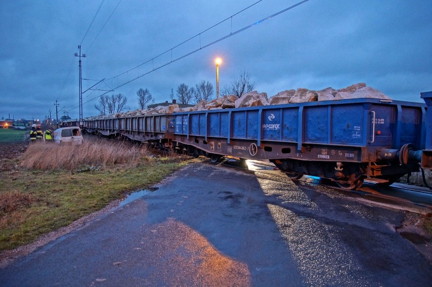 Koźmin Wlkp: Zderzenie pociągu z samochodem