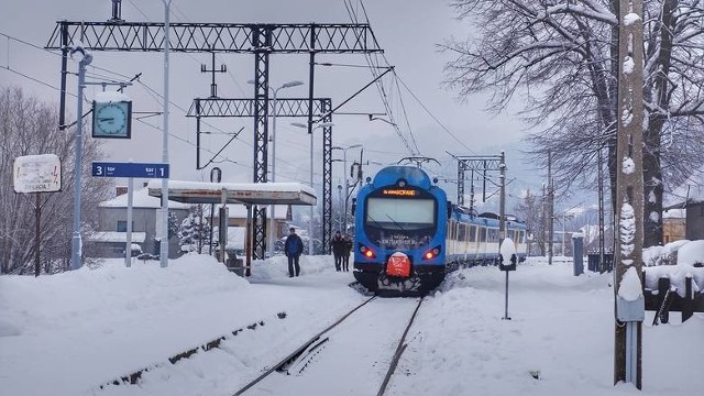 Opóźnione pociągi, odwołane kursy komunikacji miejskiej - utrudnienia w województwie śląskim w poniedziałek, 18 stycznia.