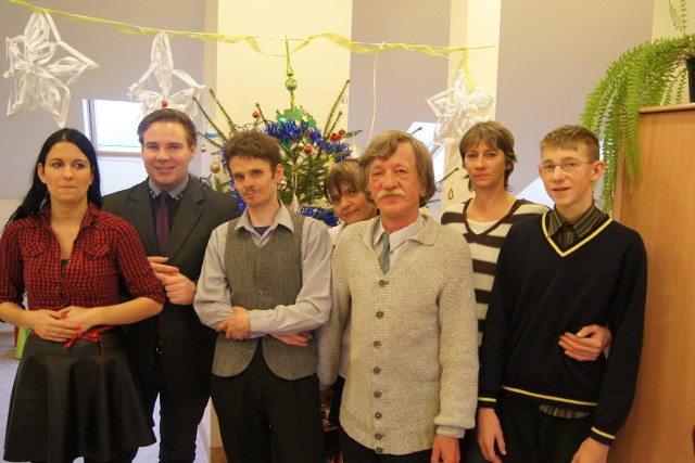 Od lewej stoją: Marta Kostańska i Sergiusz Szajek oraz członkowie KIS-u, którzy wejdą w skład nowej spółdzielni pracy w Mosinie