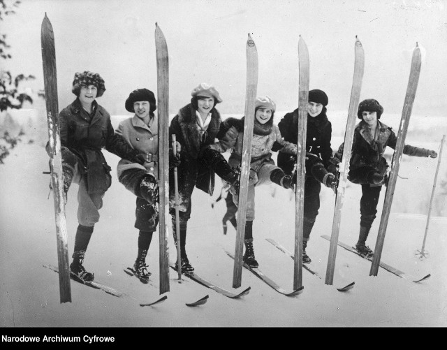 Modelki prezentują stroje sportowe na narty. 1926 rok.