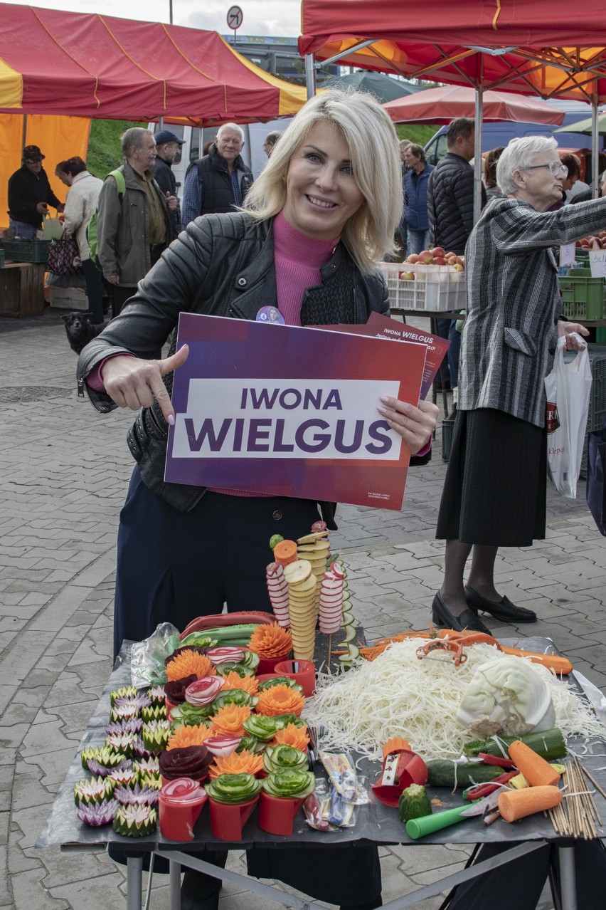 Iwona Wielgus, kandydatka Lewicy na targowisku w Starachowicach. Kupiła ser i śmietanę (ZDJĘCIA)