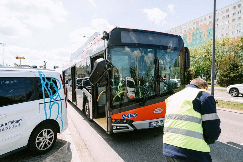Zderzenie dwóch autobusów MPK na al. Rejtana w Rzeszowie. Trzy osoby zostały ranne [ZDJĘCIA]