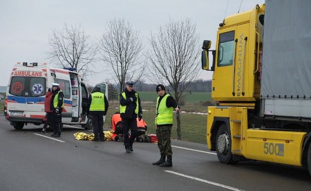 Do zdarzenia doszło w czwartek około godz. 11.30 kilkaset metrów przed polsko-ukraińskim przejściem granicznym w Medyce pod Przemyślem.- Ze wstępnych ustaleń wynika, że kierowca tira, 63-letni obywatel Ukrainy stojąc w kolejce przed granicą, wysiadał z kabiny, nie rozejrzał się i wyskoczył wprost przed nadjeżdżającą osobową skodę. W wyniku uderzenia, mężczyzna doznał obrażeń i pomimo podjętej na miejscu reanimacji, zmarł - powiedziała sierż. szt. Marta Fac z KMP w Przemyślu.Skodą kierował 22-letni obywatel Ukrainy, który podróżował z dwoma pasażerami. 22-latek był trzeźwy.Na miejscu wypadku pracują policjanci pod nadzorem prokuratora. Ruch odbywa się wahadłowo. Utrudnienia potrwają do godz. 16.