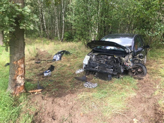 Do groźnie wyglądającego wypadku, doszło dziś w godzinach popołudniowych w miejscowości Głodowo (gmina Bobolice). Kobieta jadąca autem osobowym marki citroen straciła panowanie nad autem, wyniku czego zjechała na pobocze i uderzyła w drzewo. W zdarzeniu nie było poszkodowanych. Kobieta była trzeźwa. Droga po chwilowych utrudnieniach jest przejezdna.Zobacz także: Wypadek na krajowej "6" koło Sianowa. Sześć samochodów rozbitych