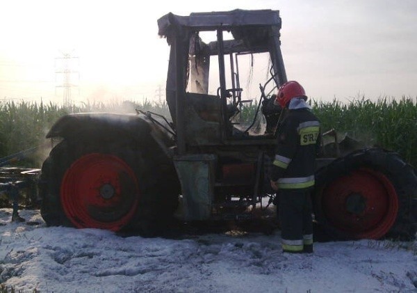 Ciągnik warty 100 tysięcy złotych spłonął na polu w Siołkowicach