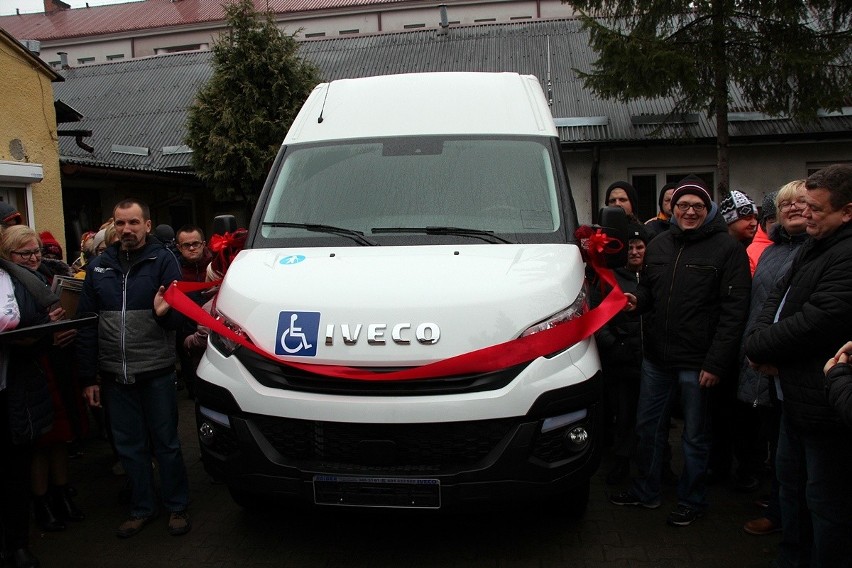 Warsztaty Terapii Zajęciowej „Tęcza” w Skarżysku otrzymały nowego busa. Kosztował mnóstwo pieniędzy i będzie pokonywał wiele kilometrów