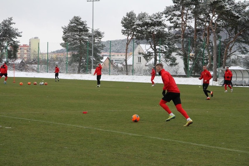 Zima zaatakowała, ale piłkarze Korony Kielce trenowali na znakomicie przygotowanym boisku na Kusocińskiego [ZDJĘCIA]