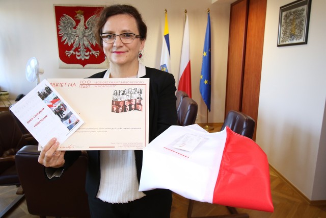 Pakiet niepodległościowy przygotowany dla 18-latków odbierających swój pierwszy paszport prezentuje wojewoda Agata Wojtyszek