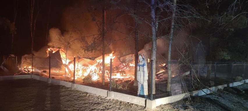 Pożar w Charciabałdzie. 4.04.2022 wybuchł pożar domku letniskowego. Zdjęcia