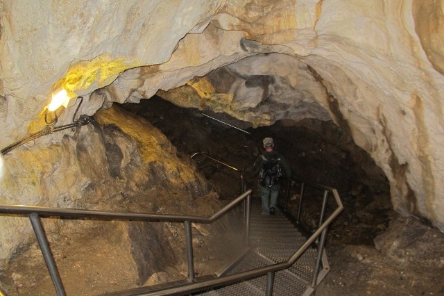 Jaskinia Mroźna w Tatrach. Zdjęcie sprzed remontu - nadal z oświetleniem