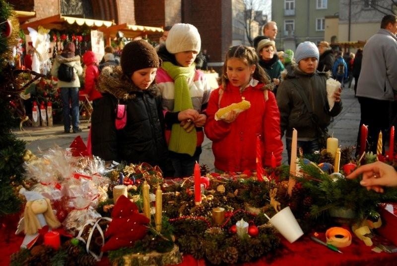 Opole: Jarmark bozonarodzeniowy przy katedrze organizowany...