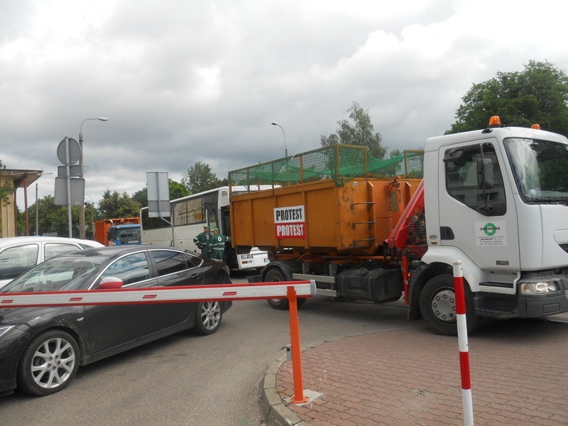 Samochody Ekoskłau przez kilka godzin blokowały wjazd na...