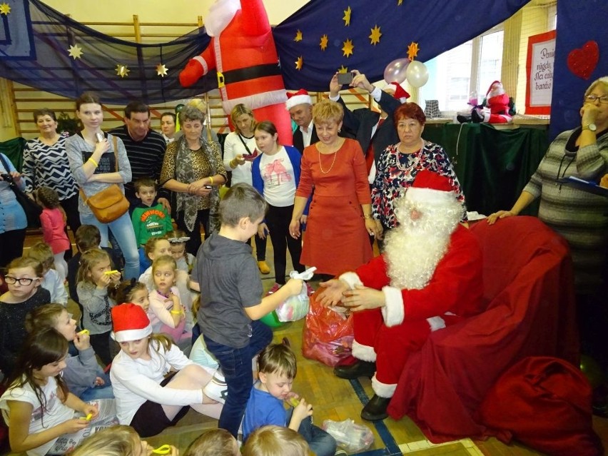 Mikołaj odwiedził dzieci na osiedlu Ogrody w Ostrowcu (ZDJECIA)