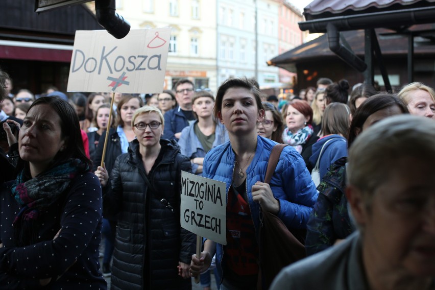 Strajk kobiet w Krakowie. Protestowano przeciwko zakazowi...