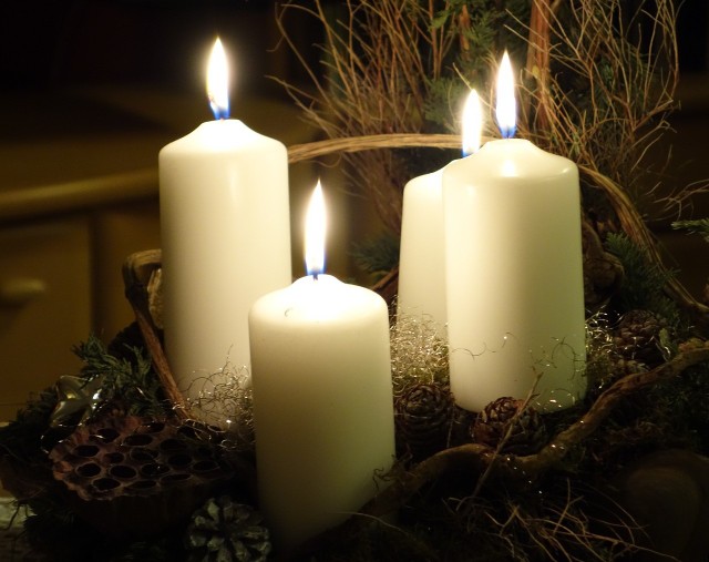 Wieniec adwentowy to jeden z symboli czasu, w którym chrześcijanie przygotowują się do świąt Bożego Narodzenia.