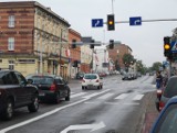 Zmiana organizacji ruchu na skrzyżowaniu w centrum Piekar Śląskich. Kierowcy jeżdżą na pamięć i nie stosują się do nowych znaków