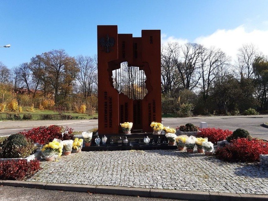 102 rocznica odzyskania przez Polskę niepodległości w Mircu. Pomniki ozdobili chryzantemami (ZDJĘCIA)