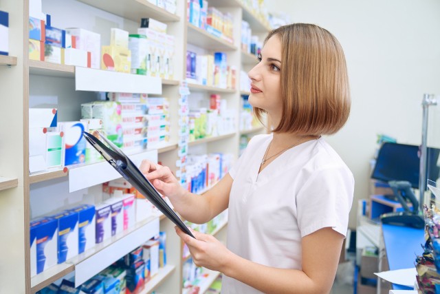 Większość brakujących w aptekach leków posiada swoje zamienniki. Dostępność danego leku warto również sprawdzić w wyszukiwarkach leków dostępnych w internecie.