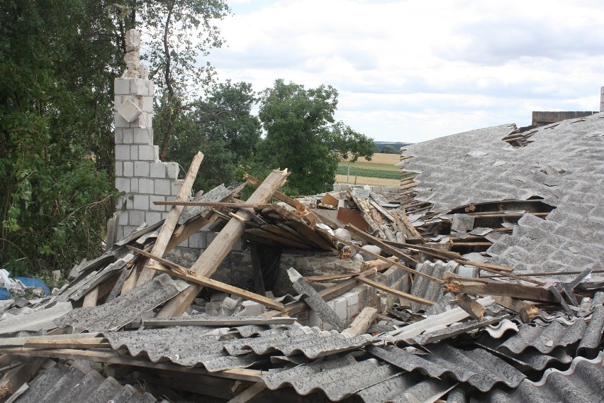 Wichura w Bodziejowicach: Zerwany dach domu poleciał za...