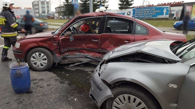 Trzy auta rozbite. Troje rannych w szpitalu. Zablokowana droga do Krynicy [ZDJĘCIA]