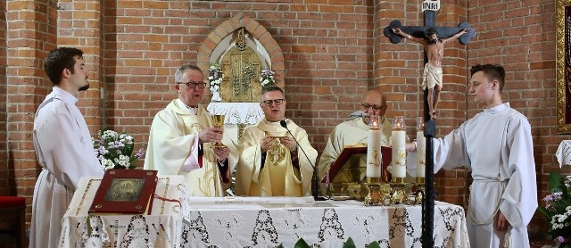 Ks. Grzegorz Leśniewki (drugi z lewej) po 35 latach posługi jako proboszcz parafii pw. Podwyższenia Krzyża Św. w toruńskim Kaszczorku przejdzie na emeryturę. Stanie się to 31 sierpnia