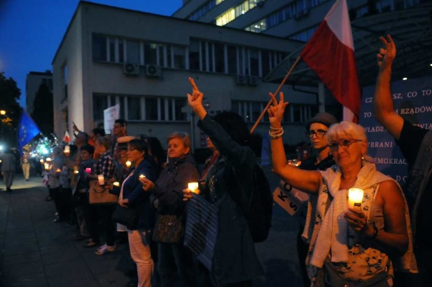 Łańcuchem światła otoczyli krakowski sąd [ZDJĘCIA, WIDEO]