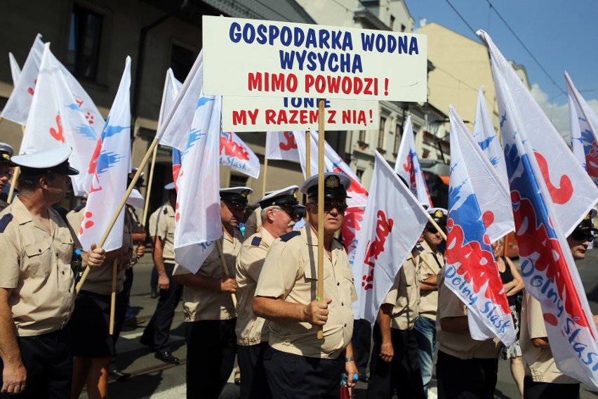 Kraków. Protest pracowników Wód Polskich. Domagają się obiecanych przez rząd podwyżek