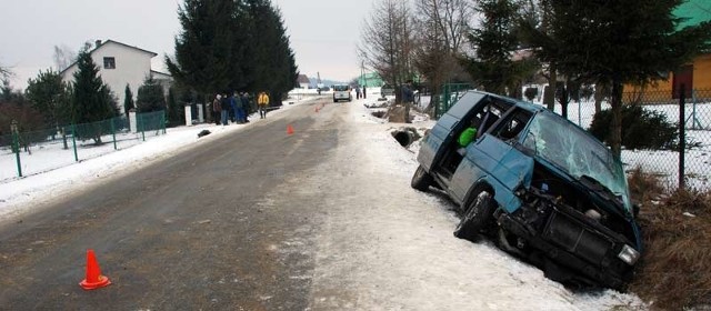 Zjeżdżając z góry oblodzoną jezdnią kierowca stracił panowanie nad pojazdem. Bus wpadł do rowu.