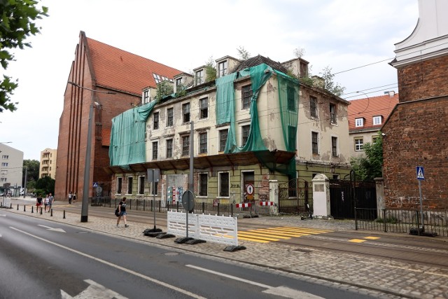 Dawna siedziba Banku Śląskiego straszy i jest niebezpieczna. Piesi muszą ją omijać wchodząc na torowisko tramwajowe.