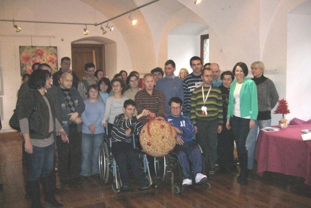 Bombkę ozdobioną przez niepełnosprawnych można już oglądać w galerii Brzeskiego Centrum Kultury w ratuszu.
