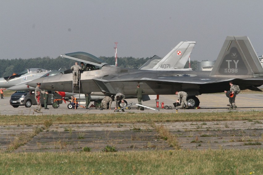 Supernowoczesne myśliwce F-22 Raptor wylądowały w Łasku [ZDJĘCIA]