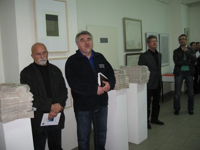 Miejmy nadzieję, że tego rodzaju ciekawe prezentacje sztuki będą kontynuowane &#8211; mówił podczas otwarcia wystawy prorektor Politechniki, profesor Zbigniew Łukasik(z prawej),z lewej profesor Aleksander Olszewski