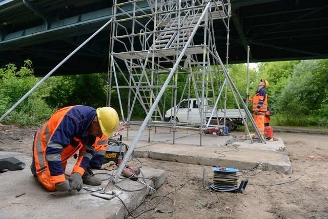 Prowadzące na Kępę Bazarową schody zbudowane przy starym moście są niestety tylko konstrukcją tymczasową